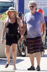 45056421-9758223-Loving_life_Goldie_and_Kurt_kept_things_casual_as_they_stepped_o-a-3_16255118...jpg